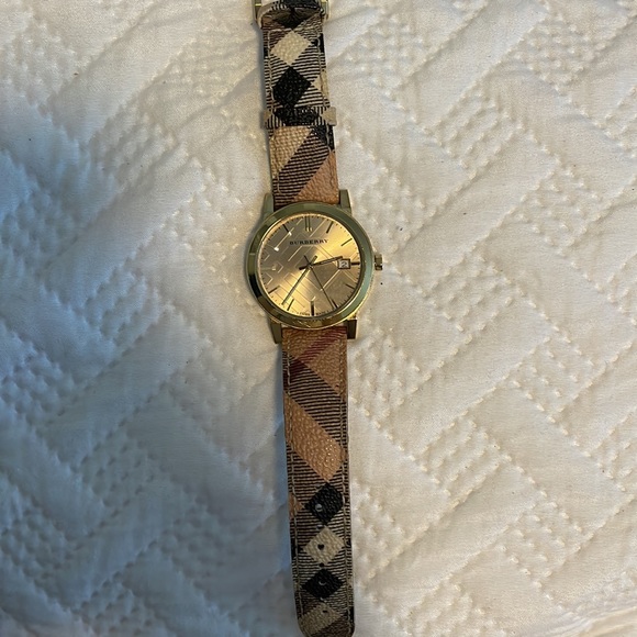 Burberry watch 100%  authentic - Picture 6 of 6